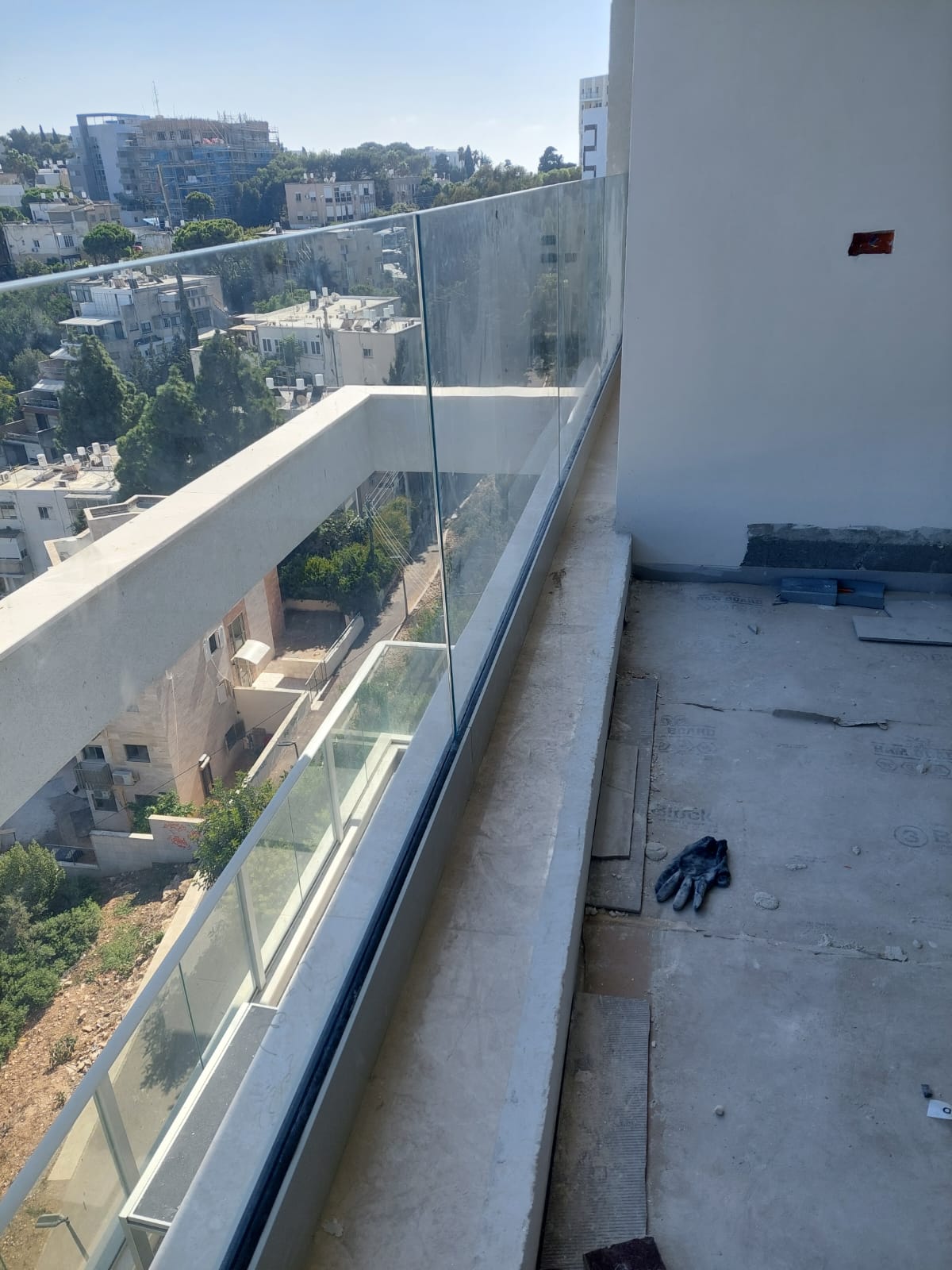 מעקה זכוכית בזיגוג יבש